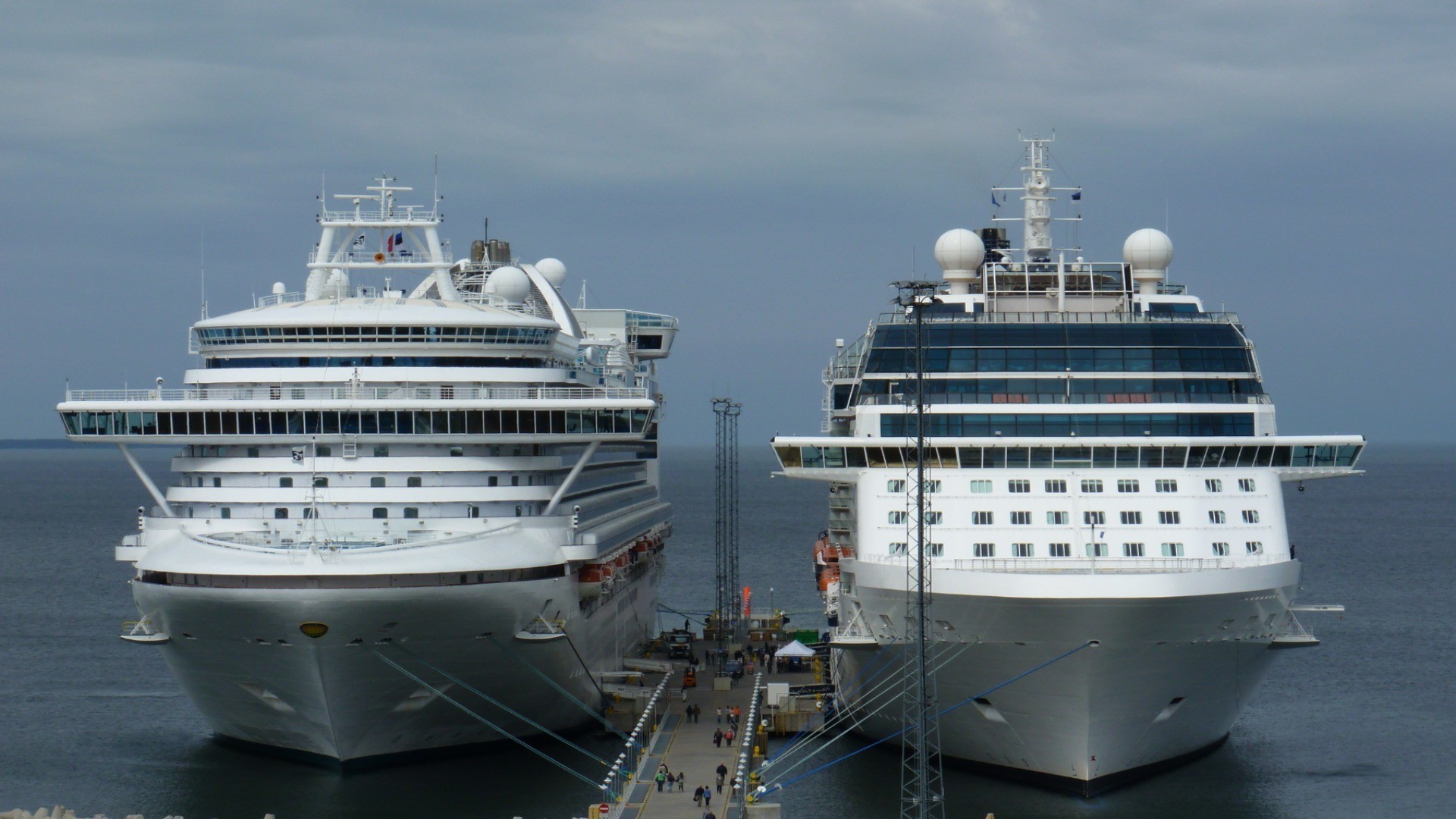 grandes navios e forros embarcações navio vela navio de cruzeiro sistema de transporte água forro barco carro mar viagens porto marinho porto cais oceano balsa grande céu