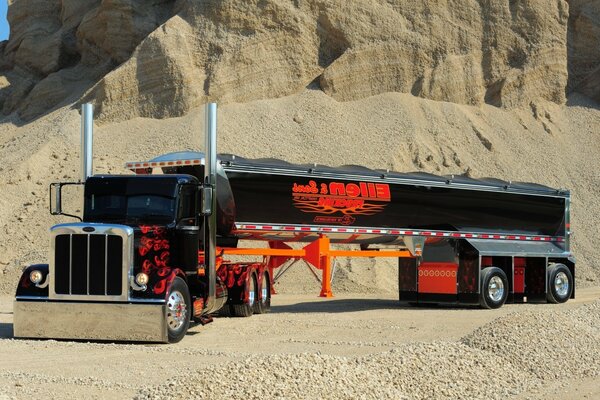 Camion parmi les dunes de sable