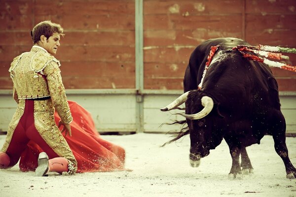 En la arena un torero con un Toro