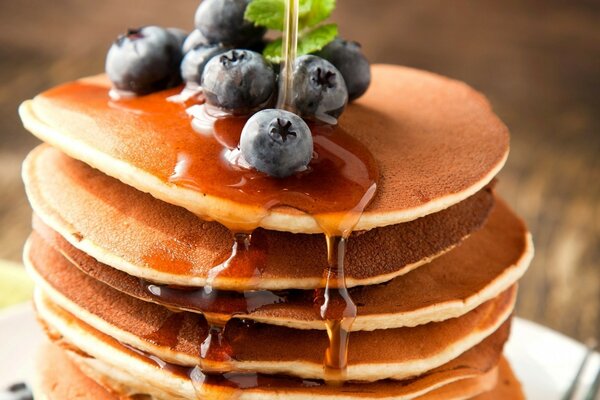 Pancakes zum Frühstück mit Keilsirup und Blaubeeren