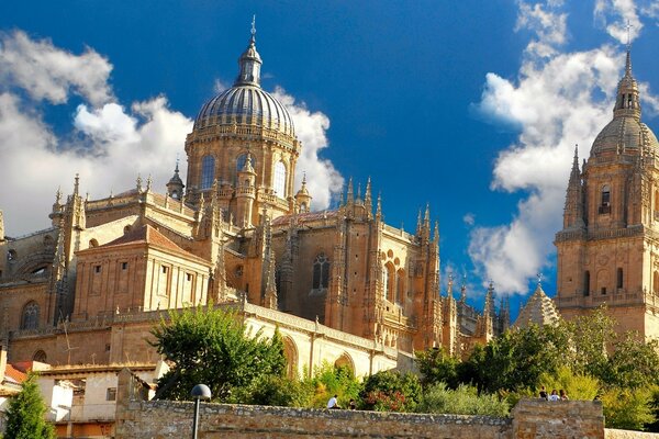 Templo antiguo contra el cielo azul