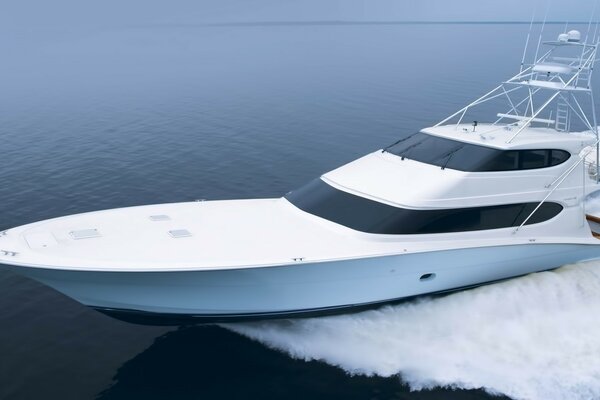 Yacht bianco che galleggia sull acqua