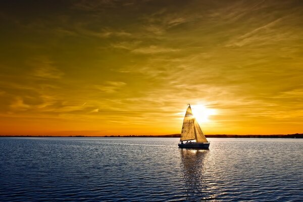 O navio vai ao pôr do sol no mar