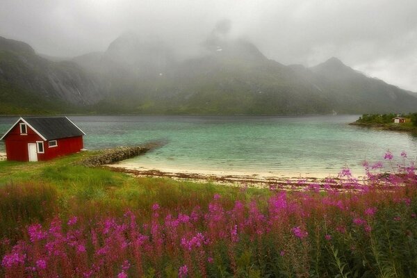 Rotes Häuschen am See