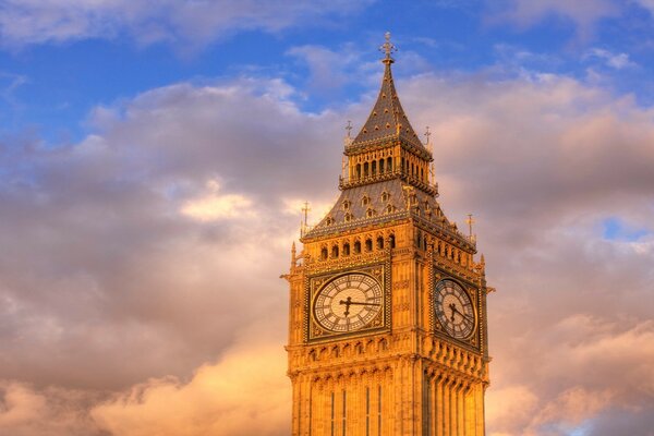 La famosa torre del reloj contra el cielo