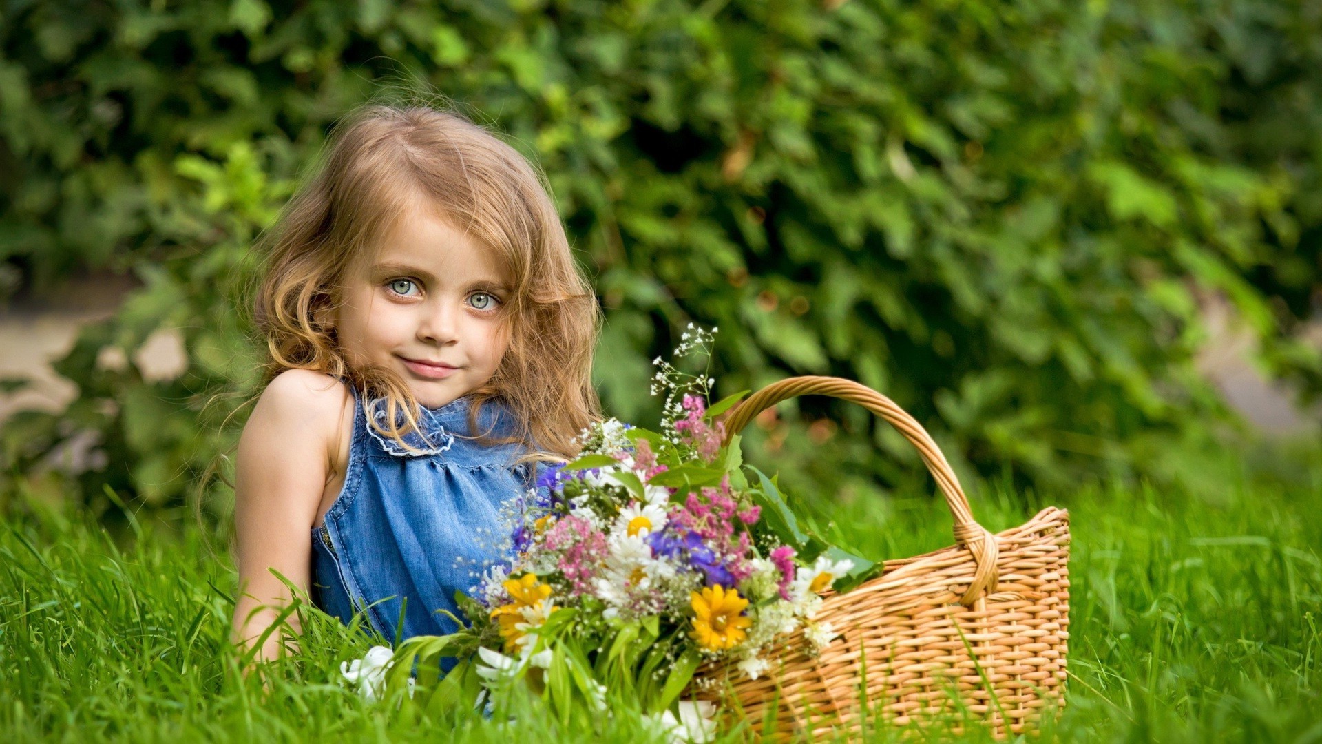 kinder im freien natur sommer gras korb kind park im freien wenig niedlich blume garten rasen erholung heuhaufen vergnügen hinterhof freude glück feld entspannung