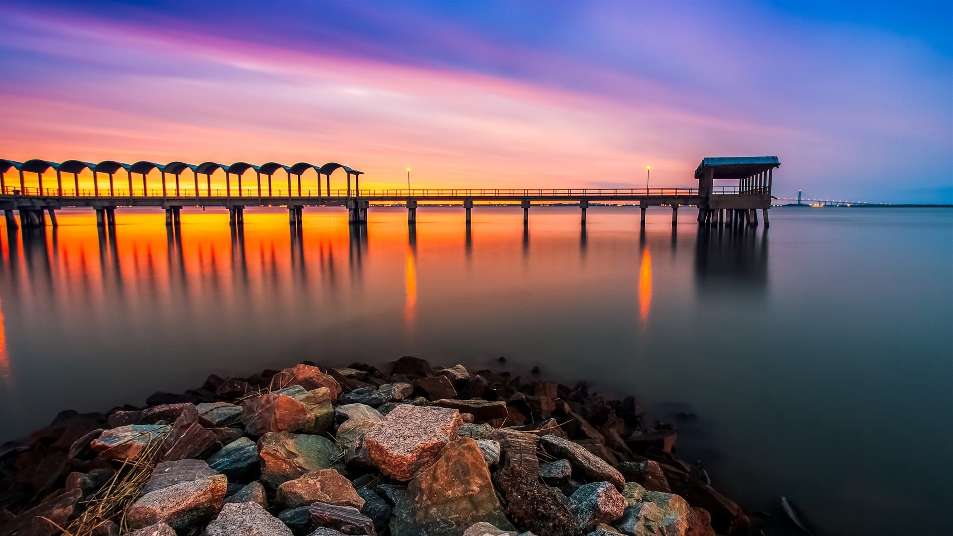 coucher de soleil et aube coucher de soleil eau jetée aube mer réflexion quai océan plage crépuscule soir lac mer ciel paysage lumière soleil pont paysage bateau