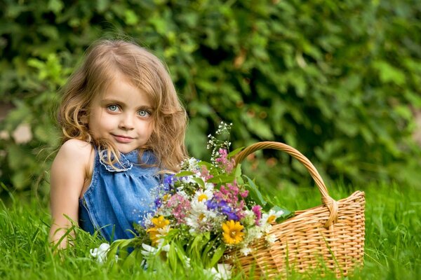 Mädchen in der Natur mit einem Korb mit Blumen