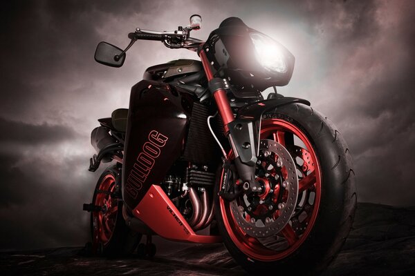 黑色和红色运动摩托车在黑暗的背景上