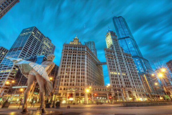 Hermosa cálida noche de la ciudad entre los rascacielos