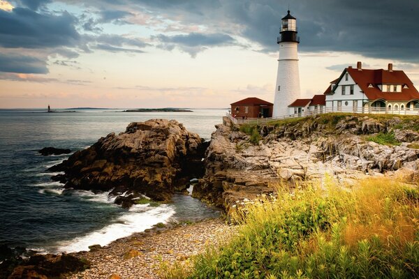 Phare au bord de la mer. Paysage