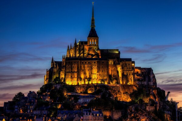 Leuchtendes Schloss am Abendhimmel