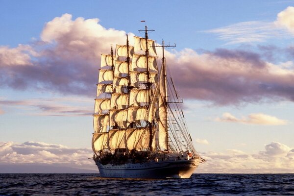 Regata. El barco se apresura en todas las velas a la línea de meta