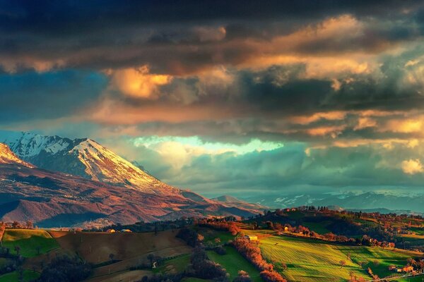 Hermosa puesta de sol en las montañas