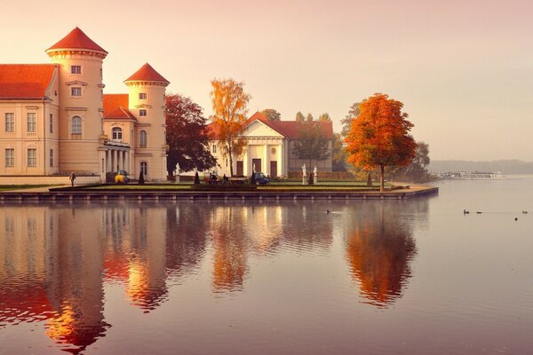 Schönes Gebäude. Herbstliche Landschaft