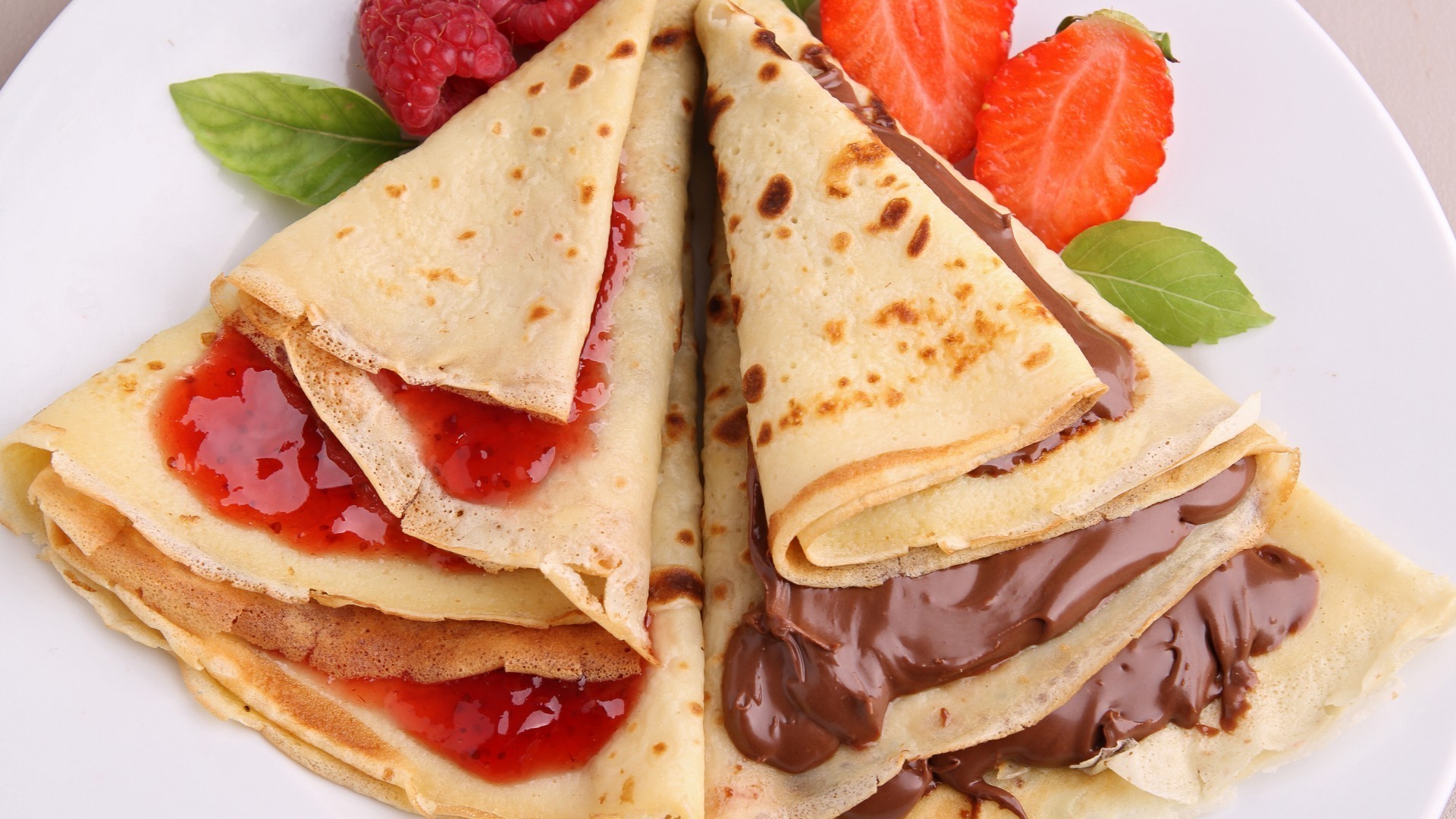 petit déjeuner délicieux repas crêpe pain alimentaire rafraîchissement fait maison déjeuner cuisson confiture crème douce alimentaire fraise menthe sucre fruits huile