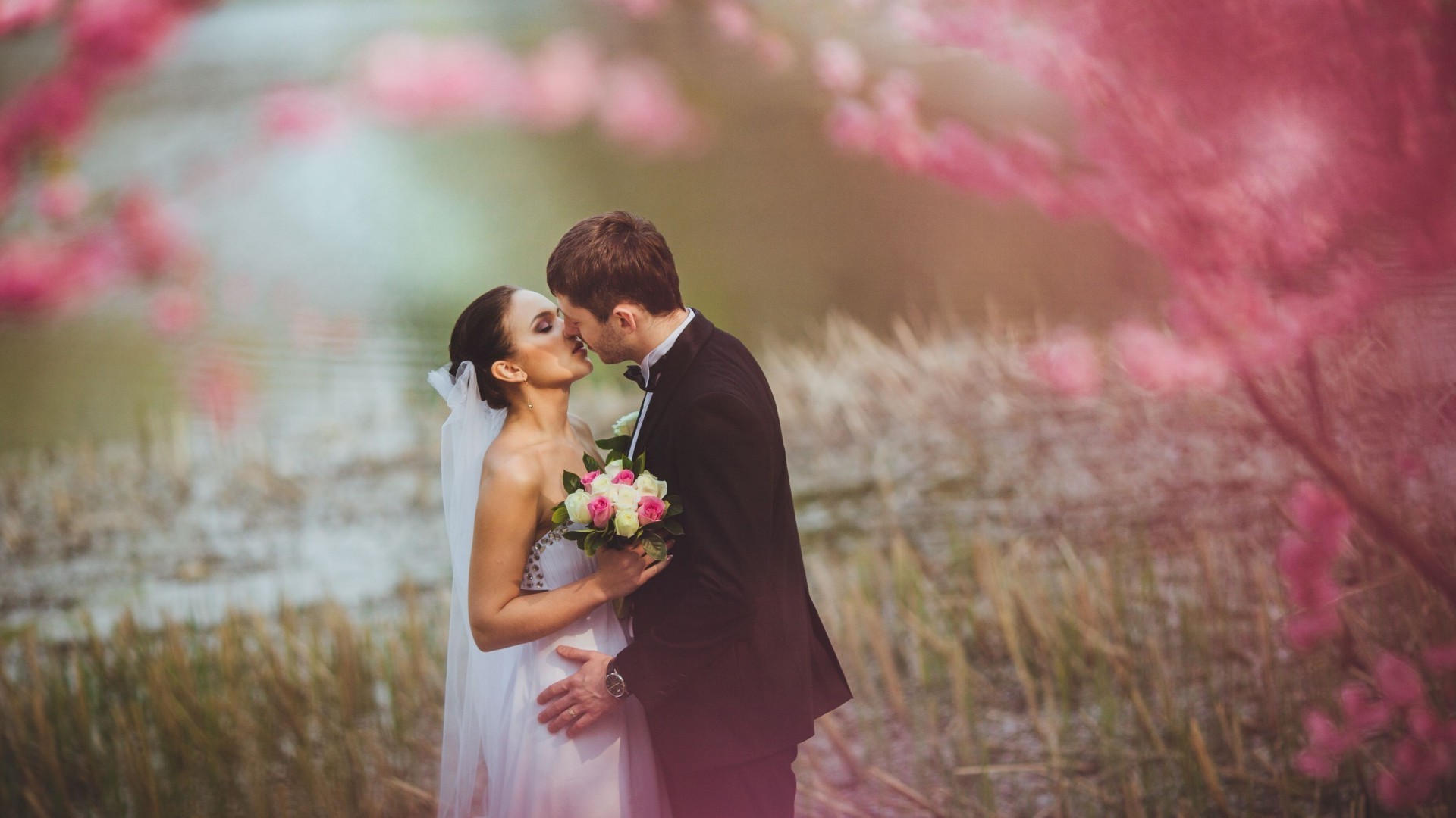 amore e romanticismo matrimonio amore sposo sposa romanticismo bacio matrimonio all aperto vestito fidanzamento natura donna stare insieme ragazza coppia amore fiore erba bouquet felicità