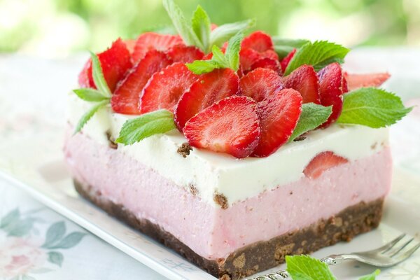 Köstlicher Kuchen mit Erdbeeren und Soufflé