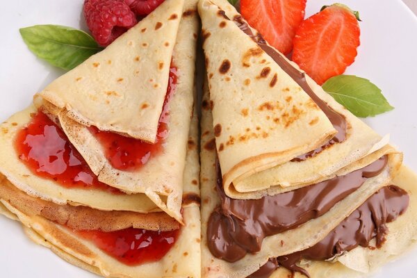 Leckere Pfannkuchen mit Erdbeeren und Schokolade