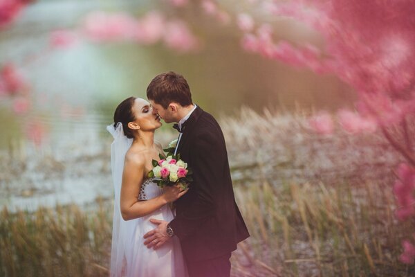 Baiser romantique de deux amoureux