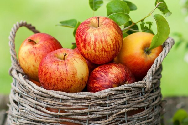 Manzanas a granel en una cesta de mimbre