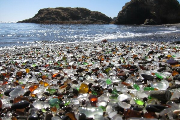 Hermosas piedras en la orilla del mar