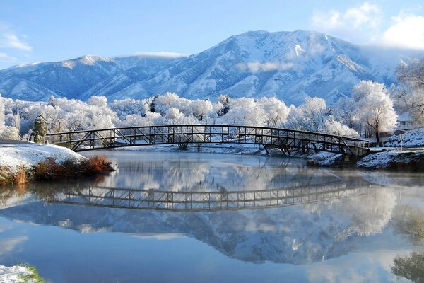 冬季景观：雪中的湖泊和河流