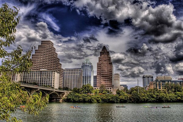 Ciudad junto al agua contra el cielo