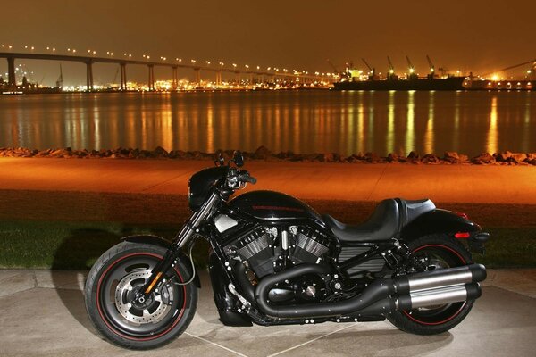 Moto negra en medio de la ciudad nocturna