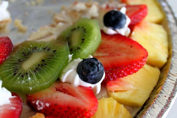 Desayuno de frutas con crema batida