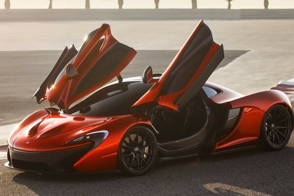 Voiture de sport rouge au rallye