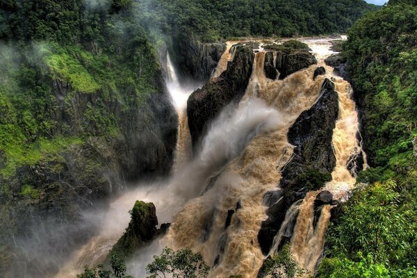 Wasserfall mit sprudelnden braunen Bächen