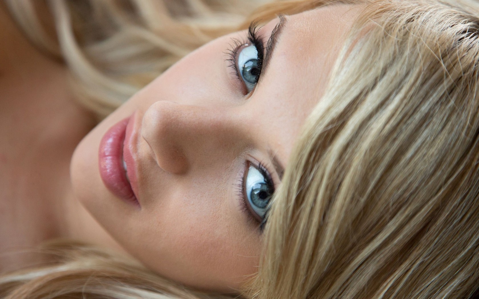 visage et sourire femme fille portrait mode mignon jolie oeil blond sexy glamour beau modèle jeune cheveux amour lèvres