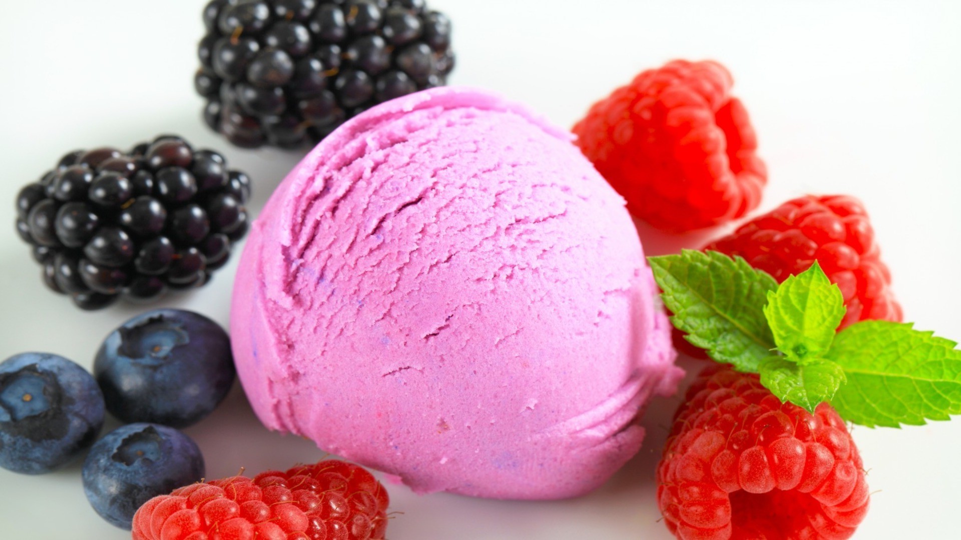 aliments et boissons doux crème délicieux framboise fraise baie fruits crémeux congelé mûre menthe yaourt vanille rafraîchissement été savoureux alimentaire scoop sorbet