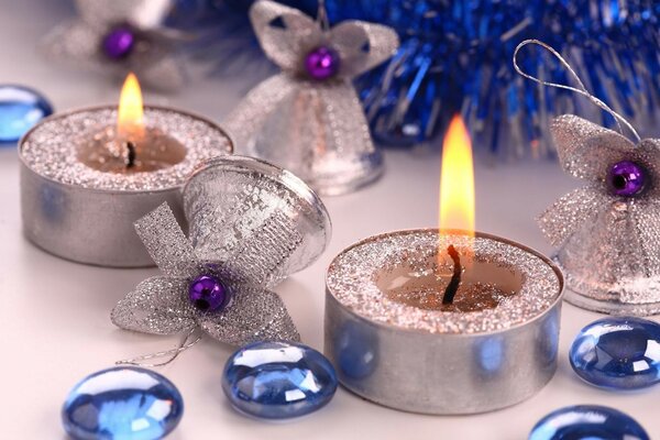 Dispersione di candele e campane d argento di Capodanno