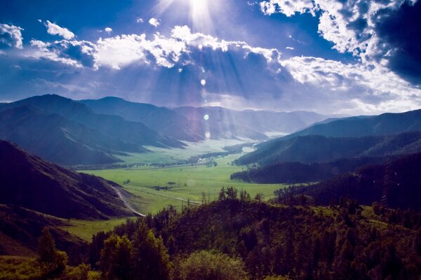 Montanhas e planícies banhadas pela luz do sol