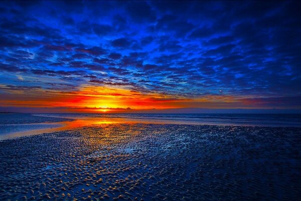 Céu azul e mar e pôr do sol brilhante