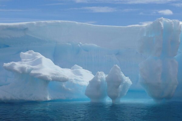 Um enorme iceberg frio no mar