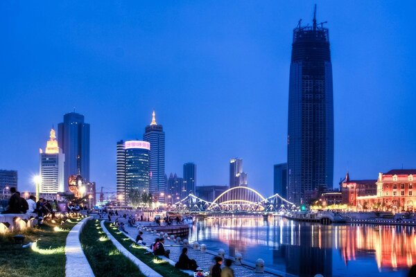 Ville de nuit Mégalopole avec de grands bâtiments modernes