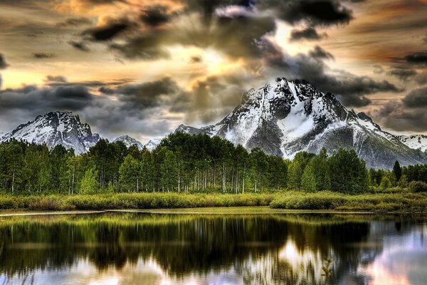 Paysage-montagnes, ciel et eau