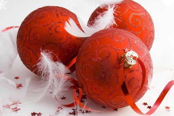 Boule de Noël rouge sur l arbre de Noël