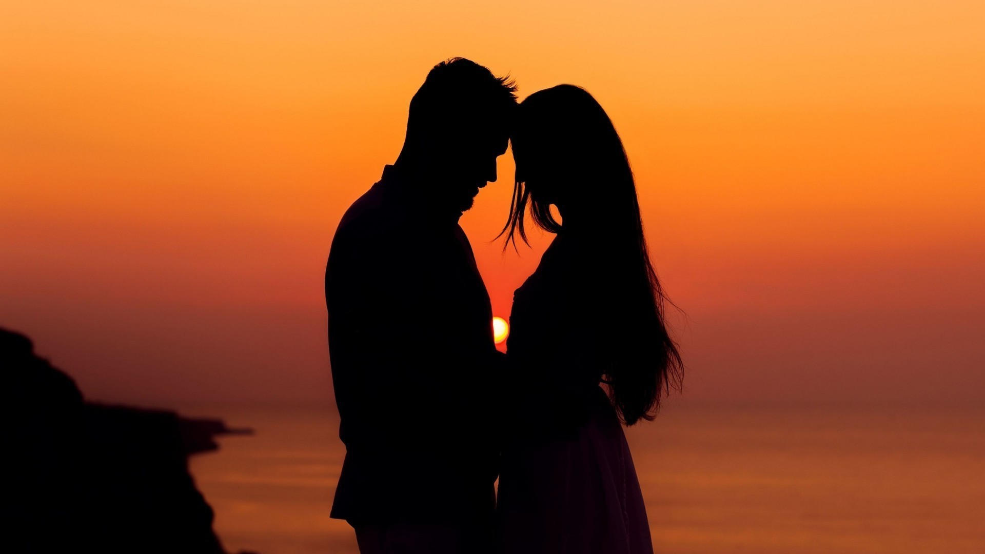 couple d amoureux coucher de soleil rétro-éclairé silhouette soir aube crépuscule soleil plage amour ciel fille eau océan