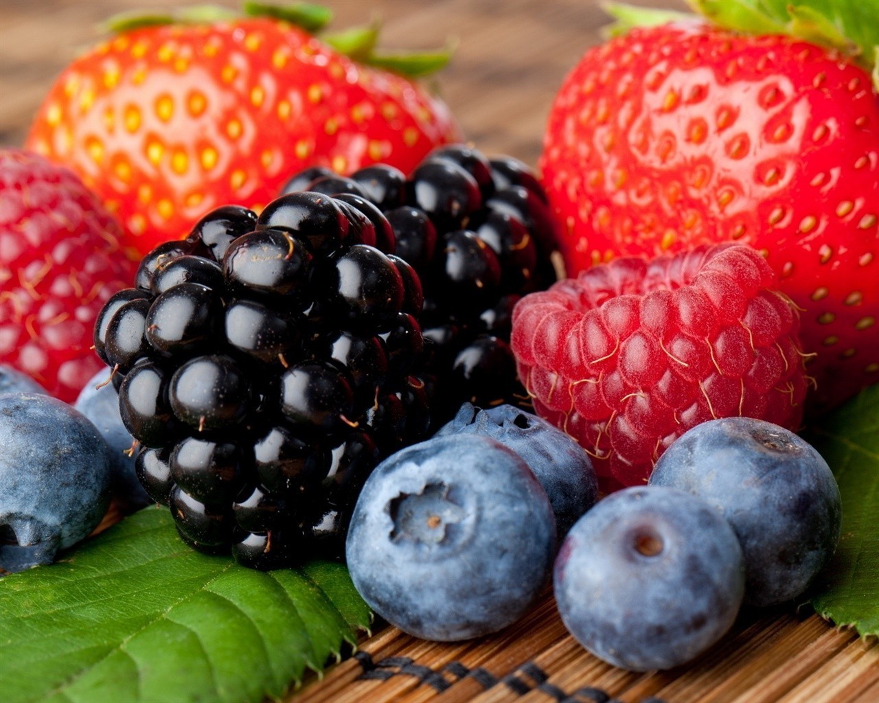 obst saftig lebensmittel beere süßwaren gesund gesundheit ernährung süß brombeere lecker blaubeere diät frische antioxidans sommer blatt weide vitamin