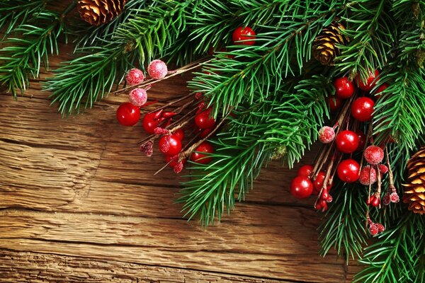 Ramas de año nuevo y bolas decorativas rojas