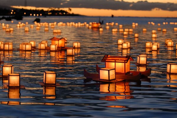 Lanternes de vacances flottent sur l eau