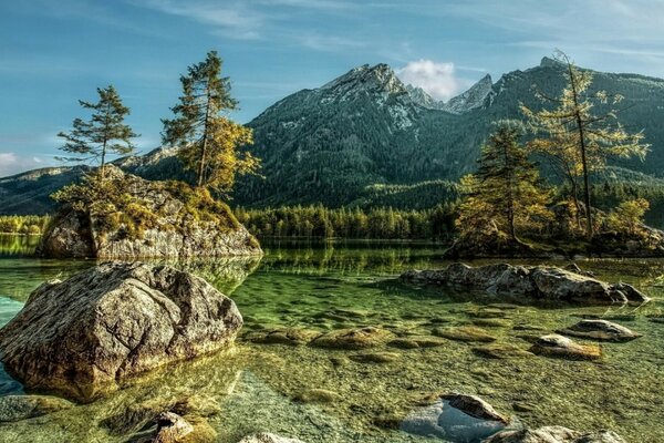 Dağları ve gölü tasvir eden inanılmaz manzara