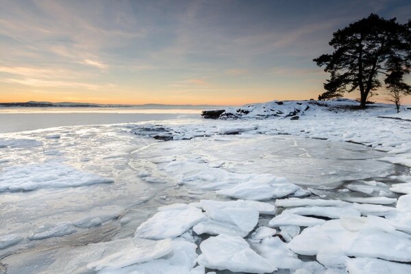 Encore une fois, en hiver, la terre était coincée, le lac était gelé dans la neige