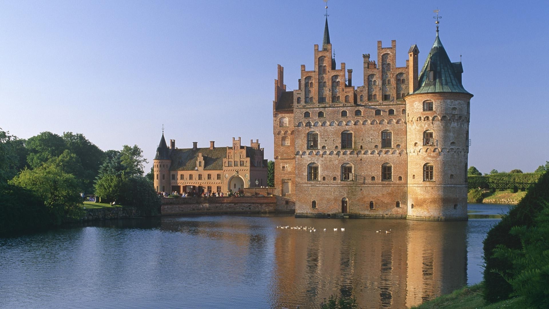 châteaux architecture château gothique voyage rivière à l extérieur maison tour eau ancien vieux forteresse ciel château fossé fortification lac lumière du jour libre de droits