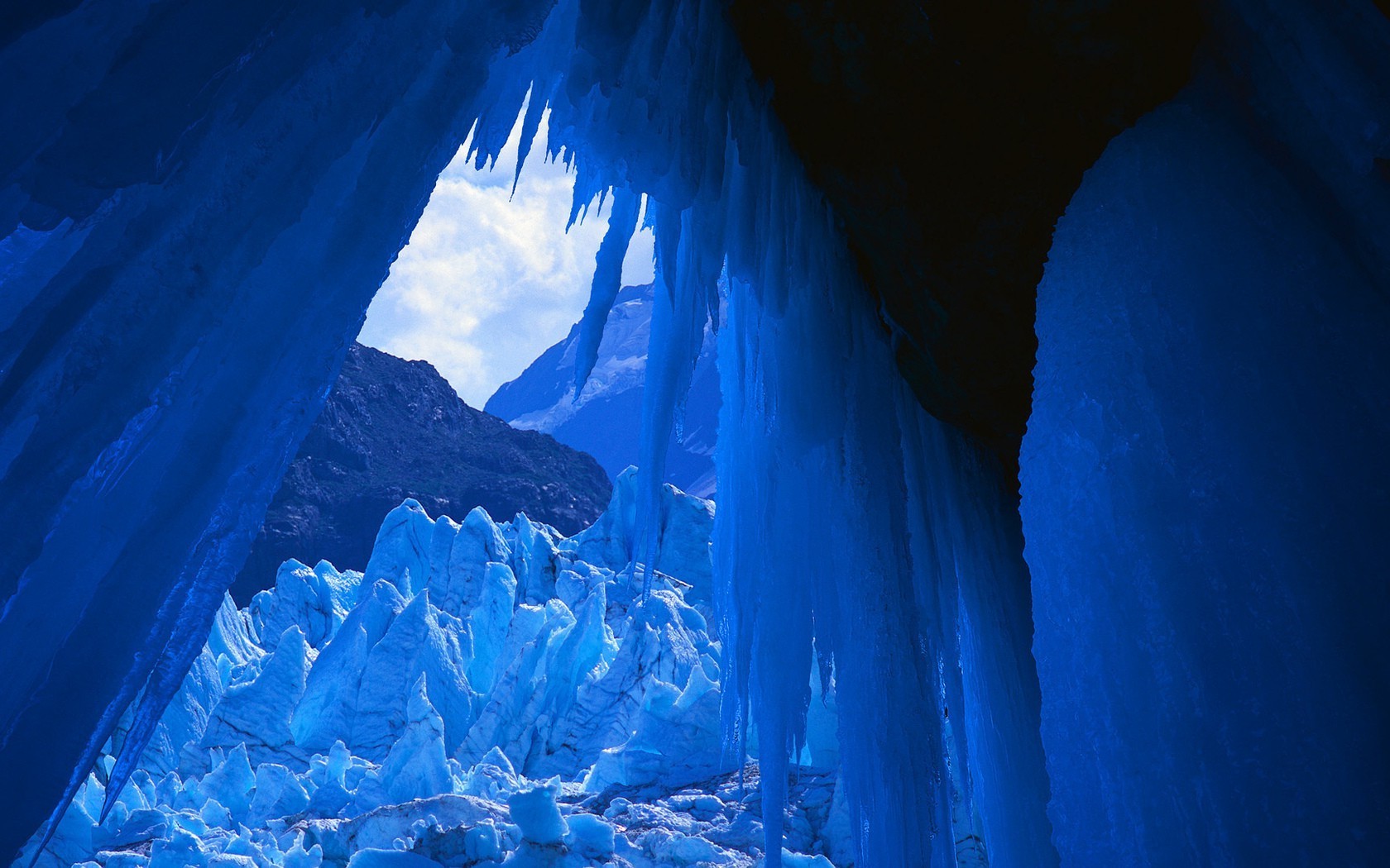 gelo água inverno frio natureza neve caverna viajar luz ao ar livre derretimento abstrato debaixo d água reflexão gelado sincelo congelado arte