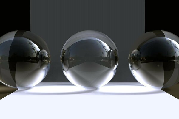 Boules de verre sur une table blanche